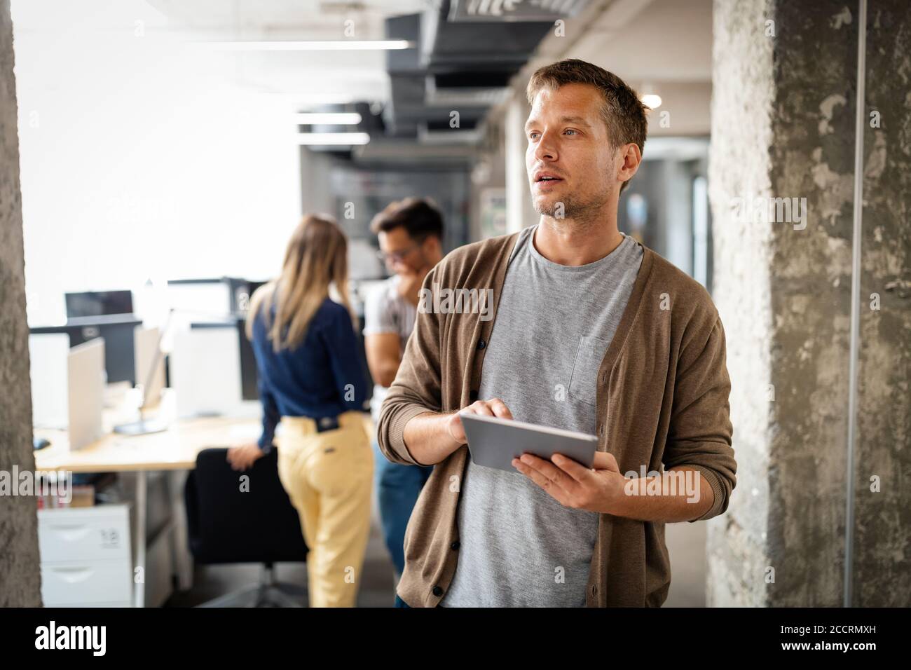 Giovane uomo utilizzando la tecnologia digitale compressa in corporate business office Foto Stock