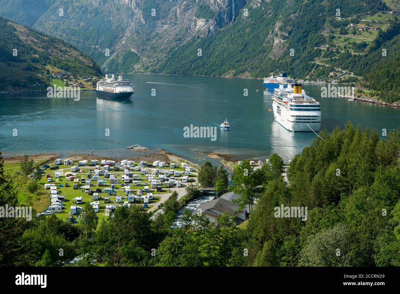 Vista sul campo situato in posizione mozzafiato presso il fiordo di Geiranger. Foto Stock