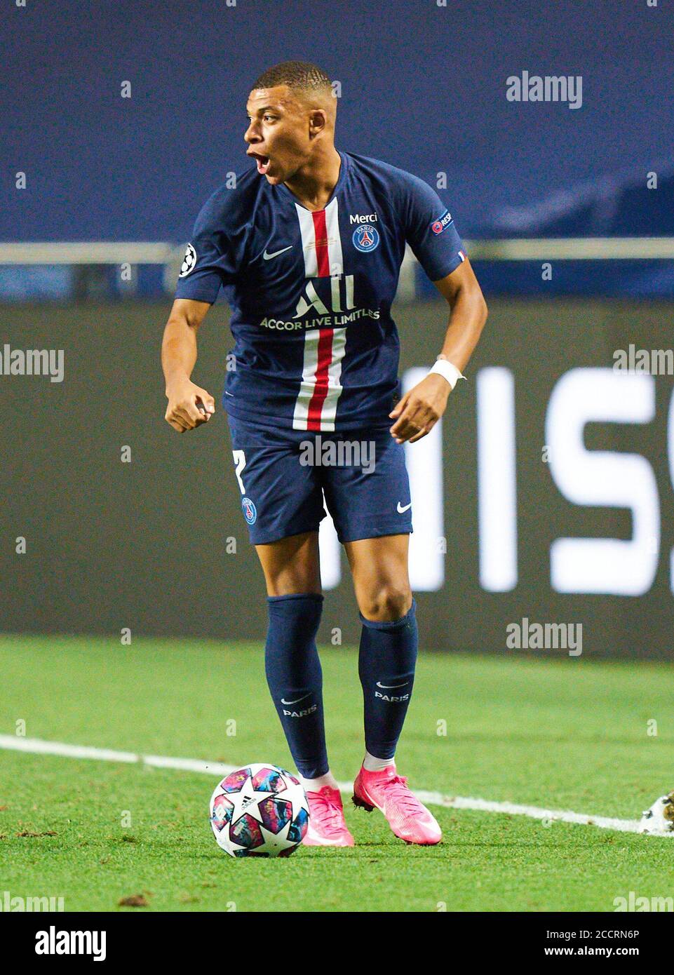 Lisbona, Portogallo. 23 agosto 2020. Football: 23.08.2020 Champions League Final FC Bayern Monaco di Baviera, Monaco di Baviera, Muenchen - Paris Saint Germain 1-0 azione individuale, Kylian MBAPPE, PSG 7 Peter Schatz/Pool/via/firosportphoto - LE NORMATIVE UEFA VIETANO QUALSIASI USO DI FOTOGRAFIE come SEQUENZE DI IMMAGINI e/o QUASI-VIDEO - News-Agenzie nazionali e internazionali FUORI uso editoriale | utilizzo in tutto il mondo credito: notizie dal vivo su dpa/Alamy Foto Stock