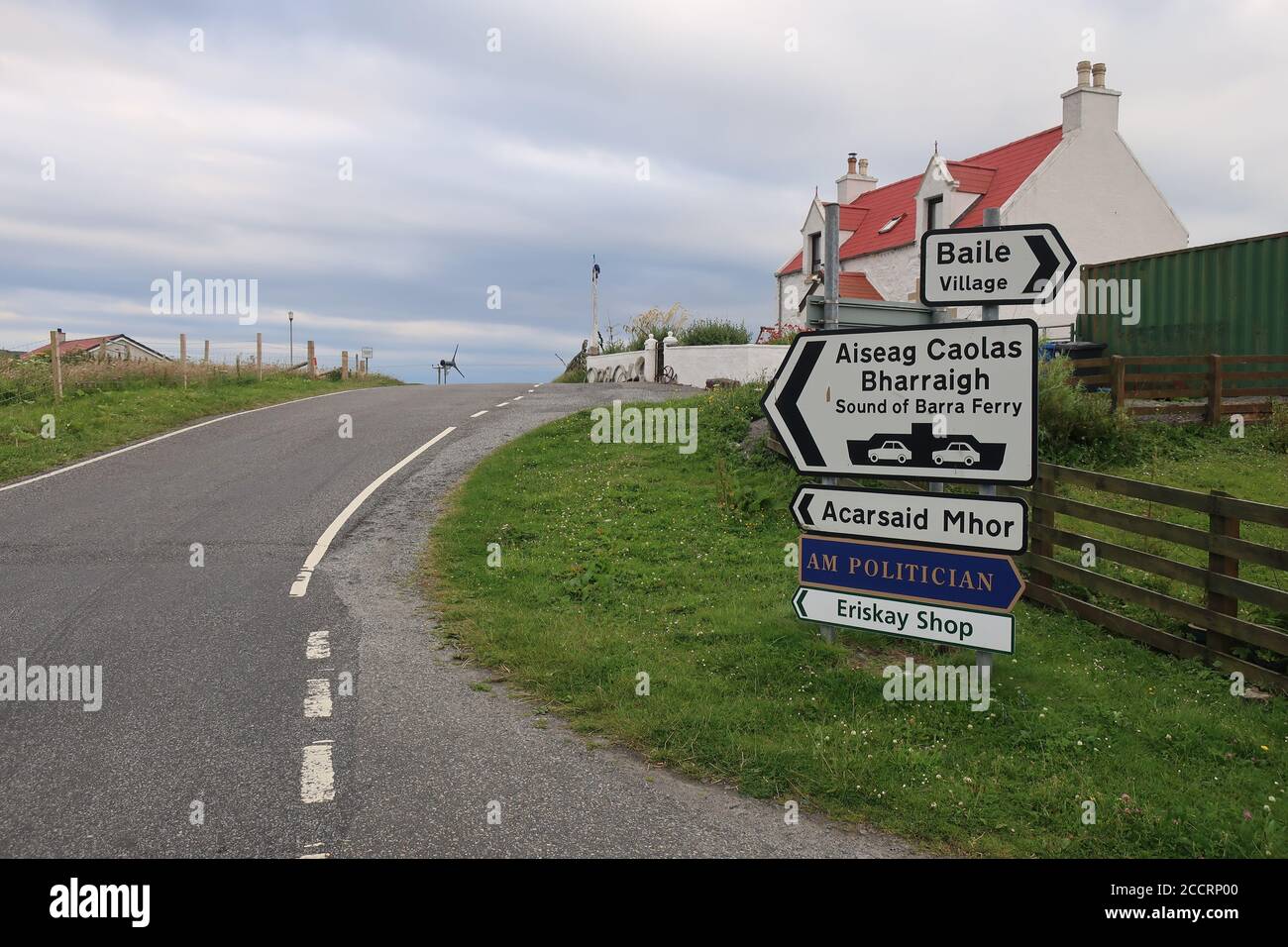 Baile villaggio Aiseag Caolas Bharraigh suono di barra fery Eriskay negozio segno. La via Ebridea. Ebridi esterne. Highlands. Scozia. REGNO UNITO Foto Stock