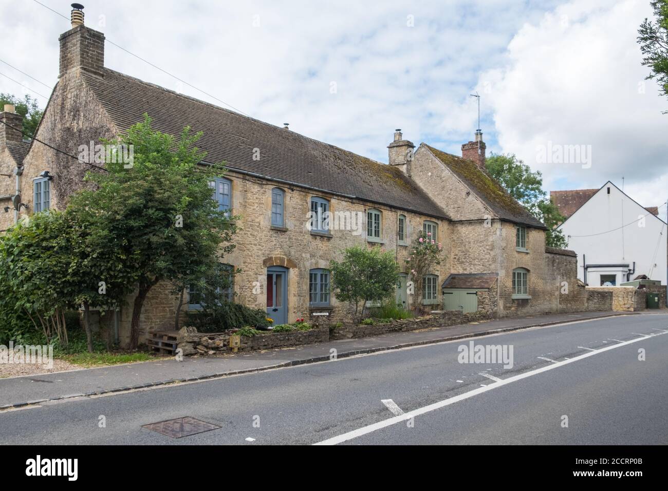 Graziosi cottage in pietra nel villaggio di Cotswold Enstone, Oxfordshire, Regno Unito Foto Stock