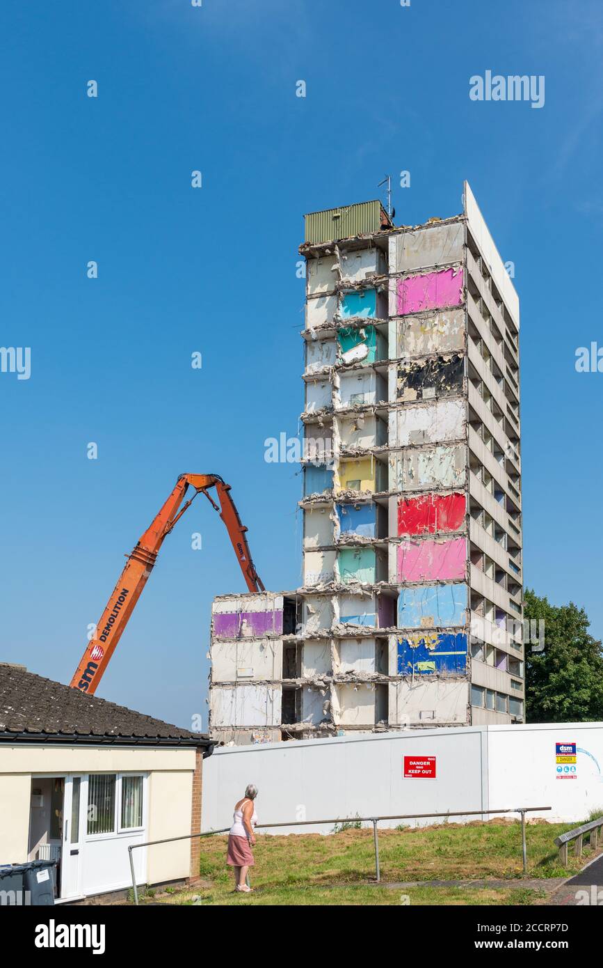 È in corso la demolizione di Heath House Tower Block a Druids Heath, Birmingham, da parte della società di demolizione DSM Foto Stock