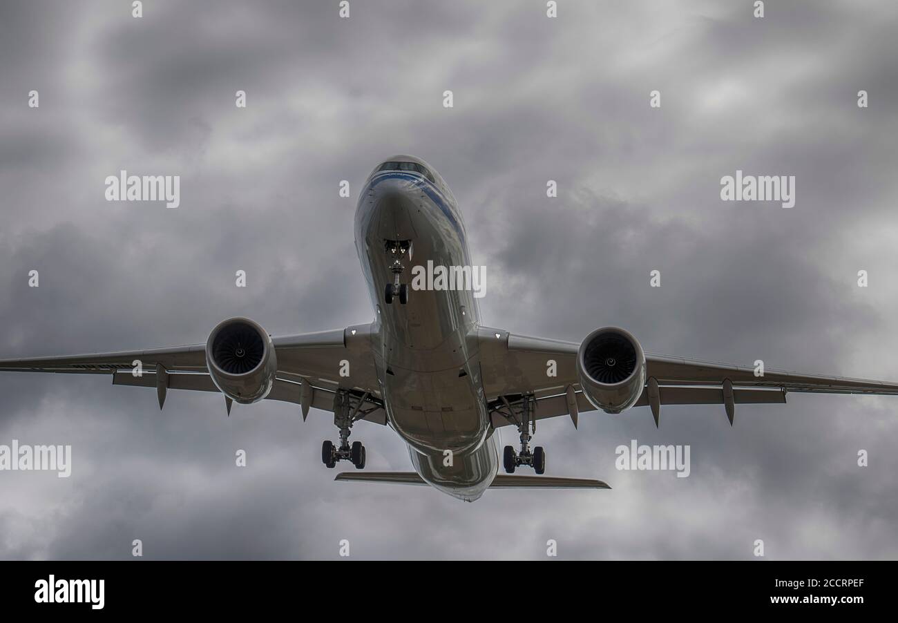 Aeroporto di Heathrow, Londra, Regno Unito. 24 agosto 2020. Air China Airbus A350 B-1085 da Pechino sull'approccio finale alla pista 27L con nuvole grigie Foto Stock
