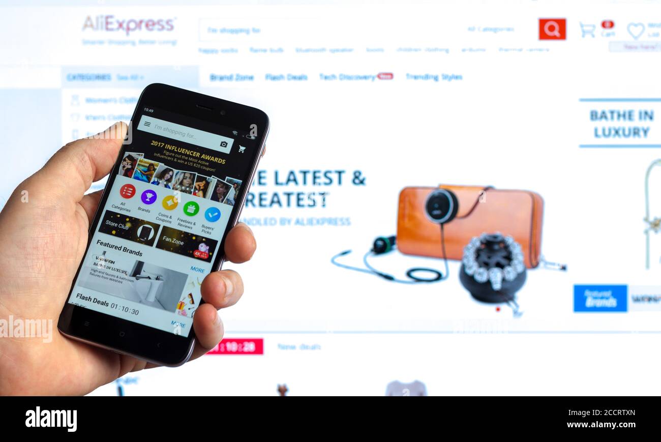 Adygea, Russia - 5 gennaio 2018:Acquista tramite app mobile su un mercato globale con i prodotti di produttori di China Ali Express sullo schermo Foto Stock