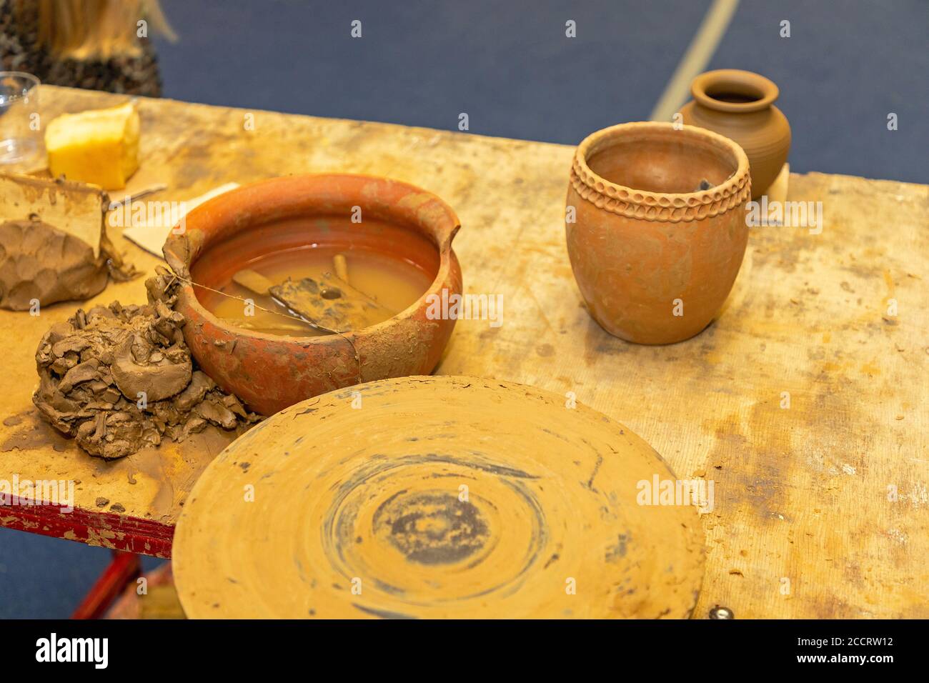 Ruota di ceramica di Clay e attrezzi al tavolo Foto stock - Alamy