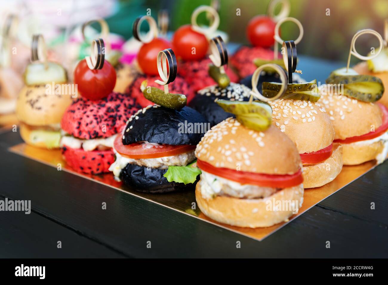 buffet con mini hamburger, cursori, tavolo per banchetti con stuzzichini, cibo per feste Foto Stock