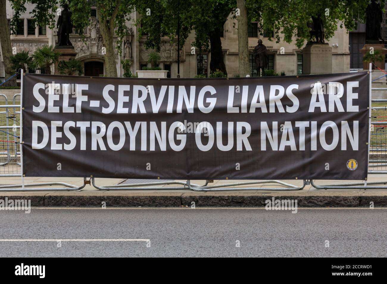 Banner anti-governo al di fuori delle Camere del Parlamento 'i Liars self-serving stanno distruggendo la nostra nazione', Parliament Square, Westminster, Londra Foto Stock