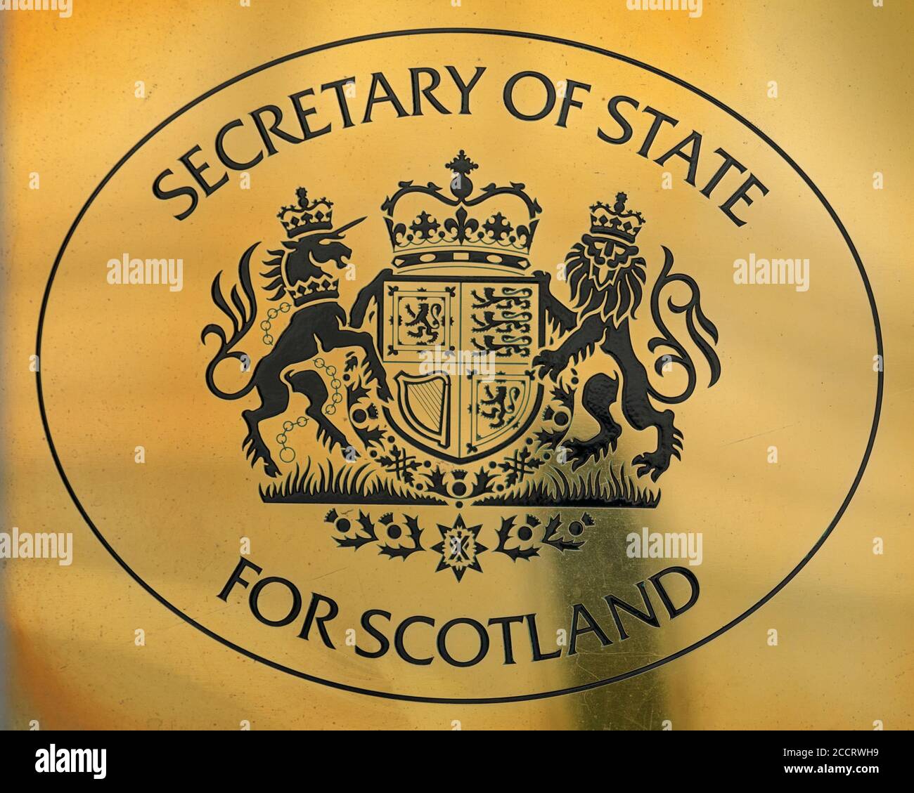Un cartello di ottone fuori dall'Ufficio del Segretario di Stato per la Scozia, Whitehall, Westminster, Londra, Inghilterra Foto Stock