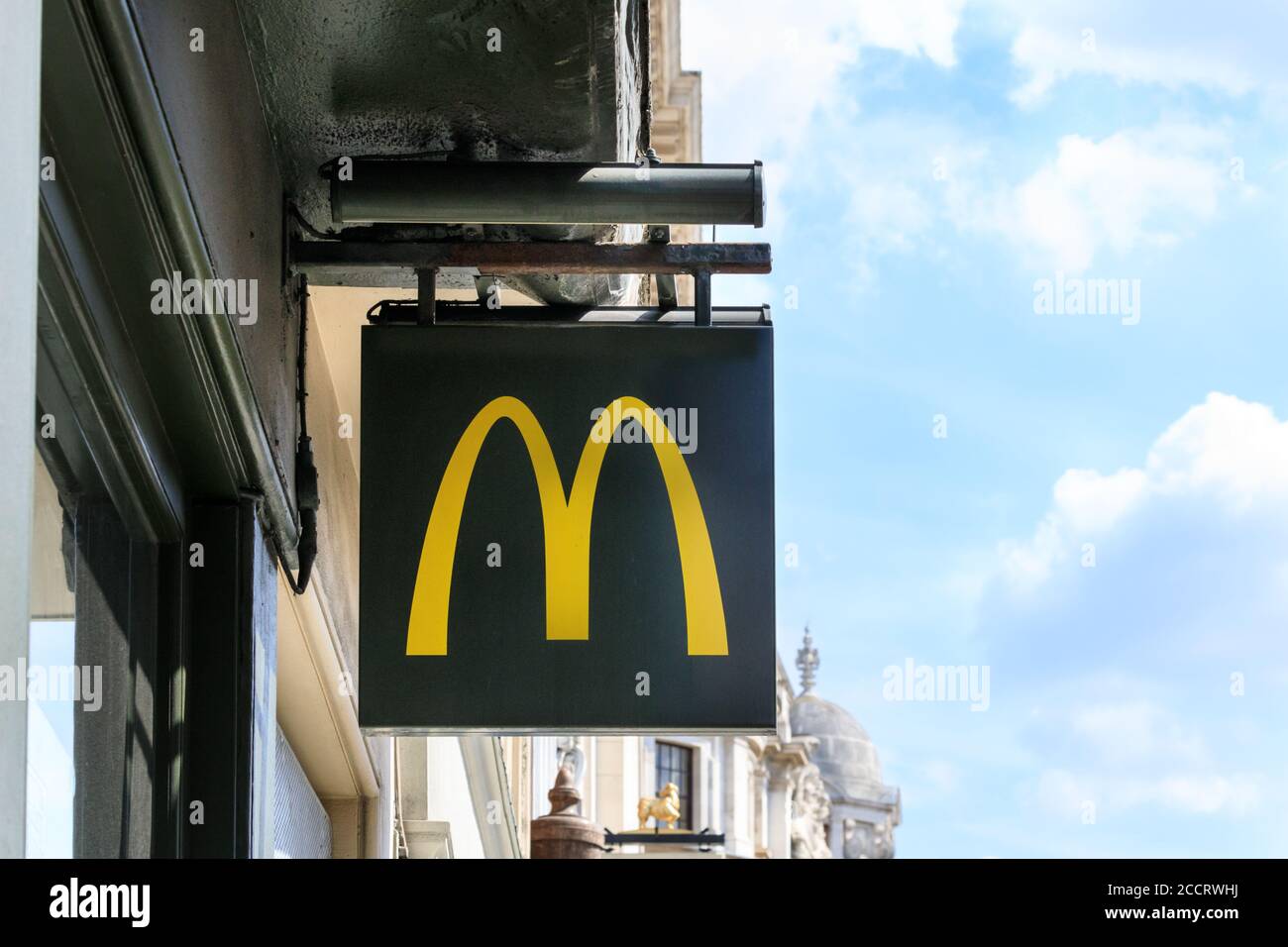 MC Donald's 'M', segno della catena di ristoranti fast food a Whitehall, Londra, Inghilterra Foto Stock