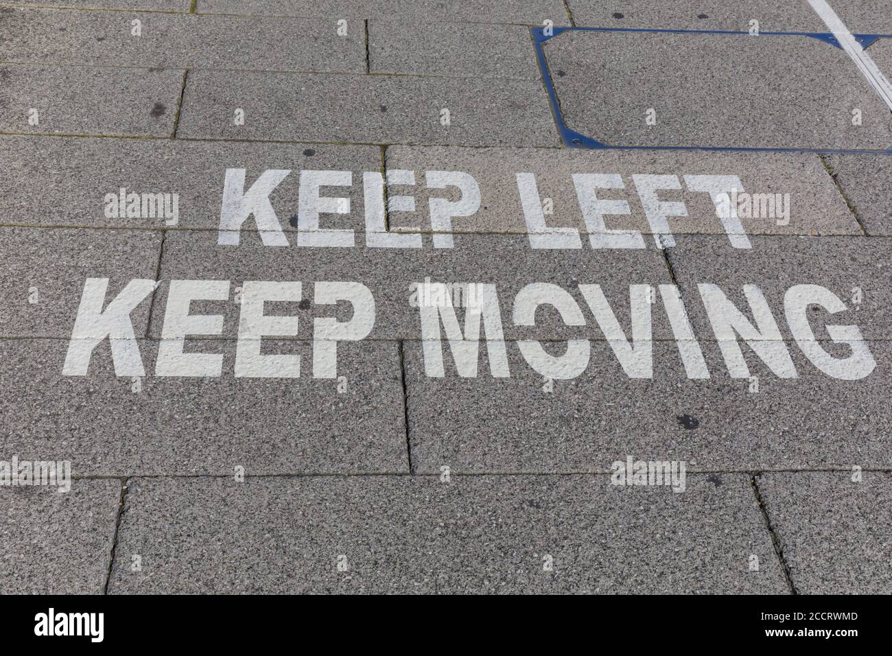 Keep Left Keep Moving Pavement Rule Warning to Keep Distance during the Coronavirus Crisis in London, England, UK Foto Stock