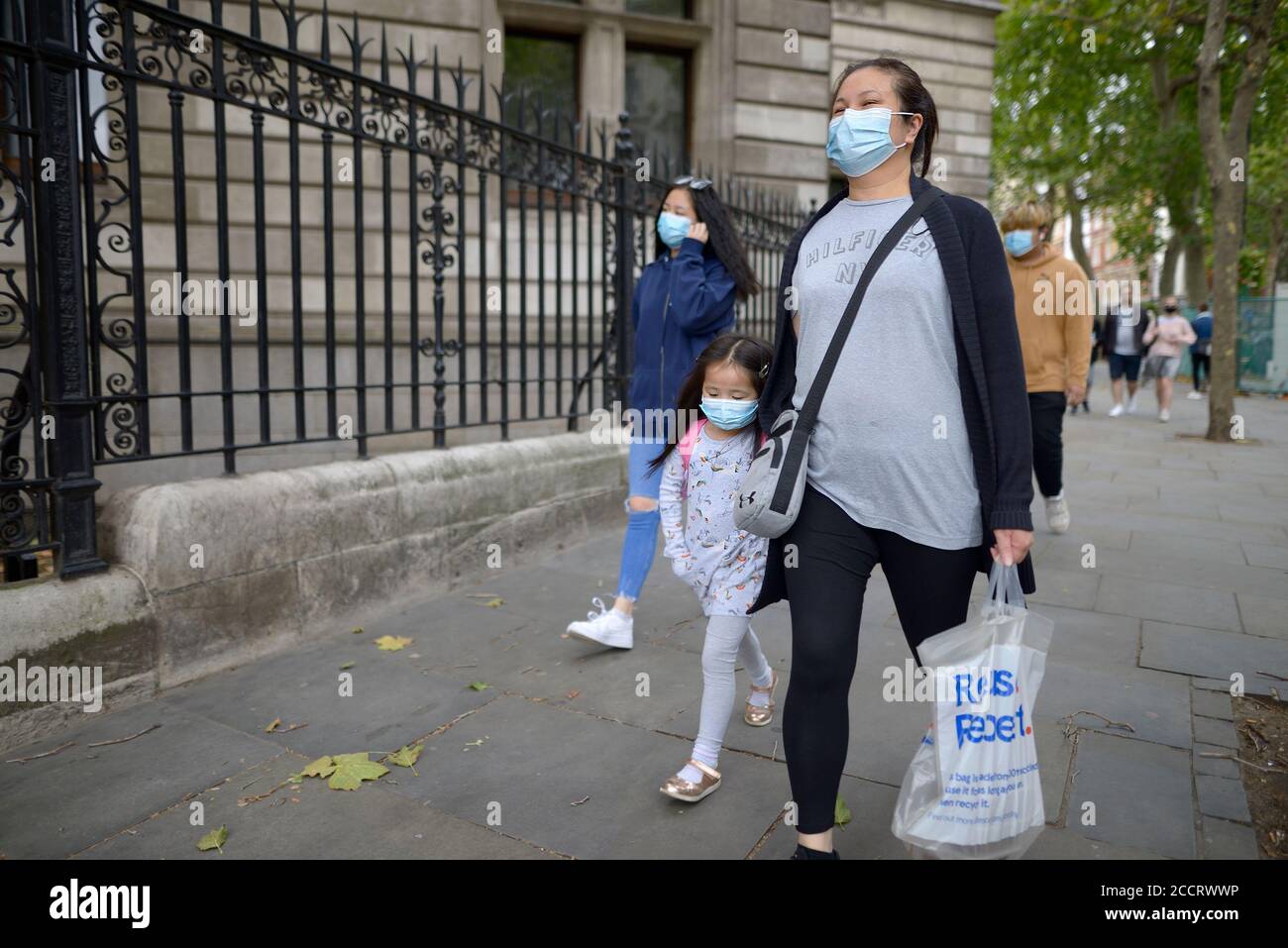 Londra, Inghilterra, Regno Unito. Famiglia asiatica che indossa maschere facciali durante la pandemia COVID, agosto 2020 Foto Stock