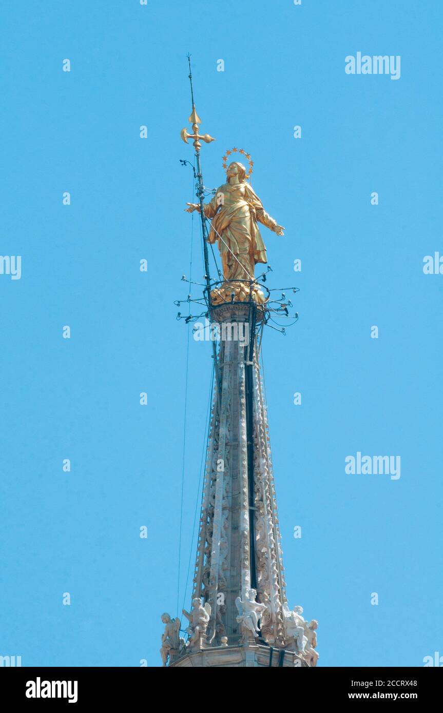 L'Italia, Lombardia, Milano, tetto del Duomo con la statua della Madonnina Foto Stock