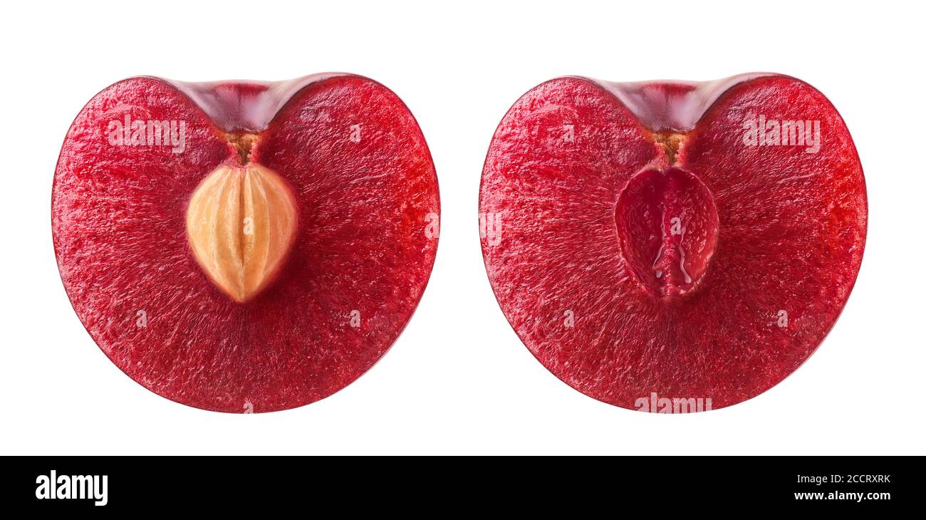 Metà di ciliegio isolate. Frutta fresca di ciliegia tagliata a metà con e senza nocciolo isolato su fondo bianco Foto Stock