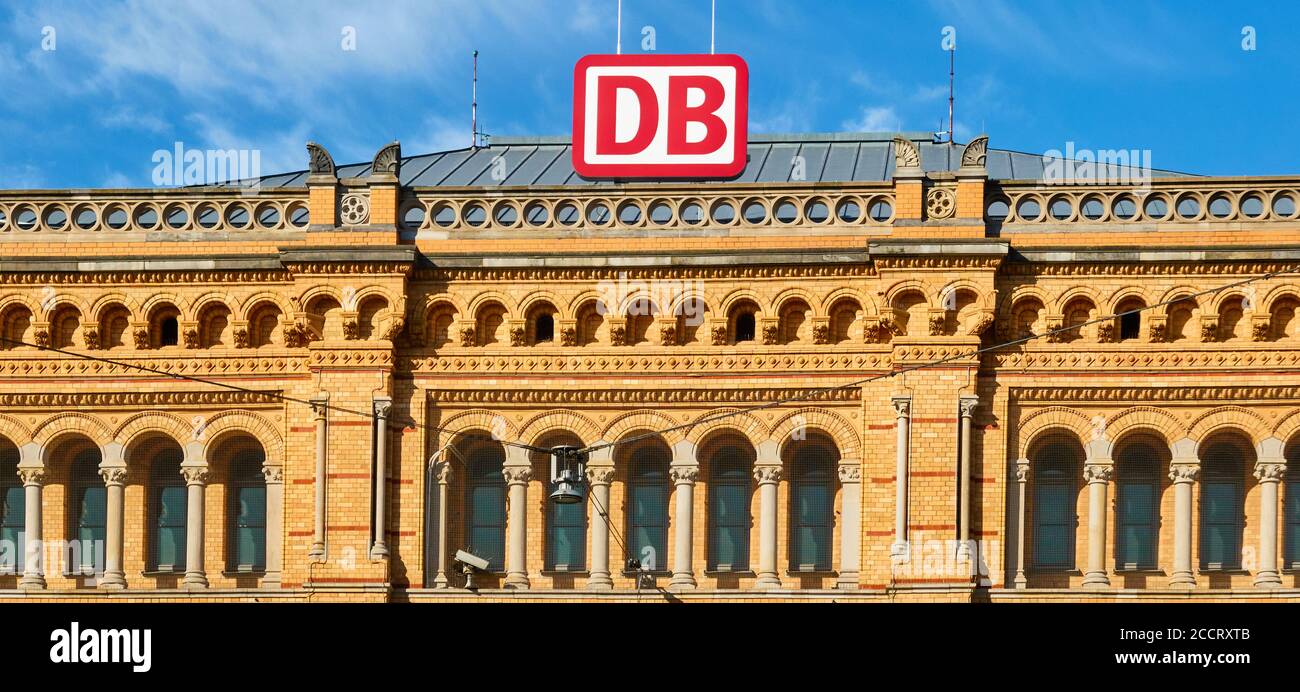 Logo di Deutsche Bahn, DB, sopra l'ingresso della storica stazione centrale di Hannover, Germania, 22 agosto 2020 Foto Stock