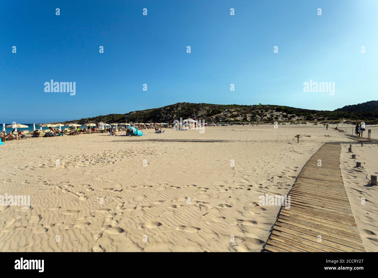 Setti Ballas, Italia - 07 18 2020: Spiaggia di su Giudeu in Sardegna meridionale in una giornata estiva Foto Stock