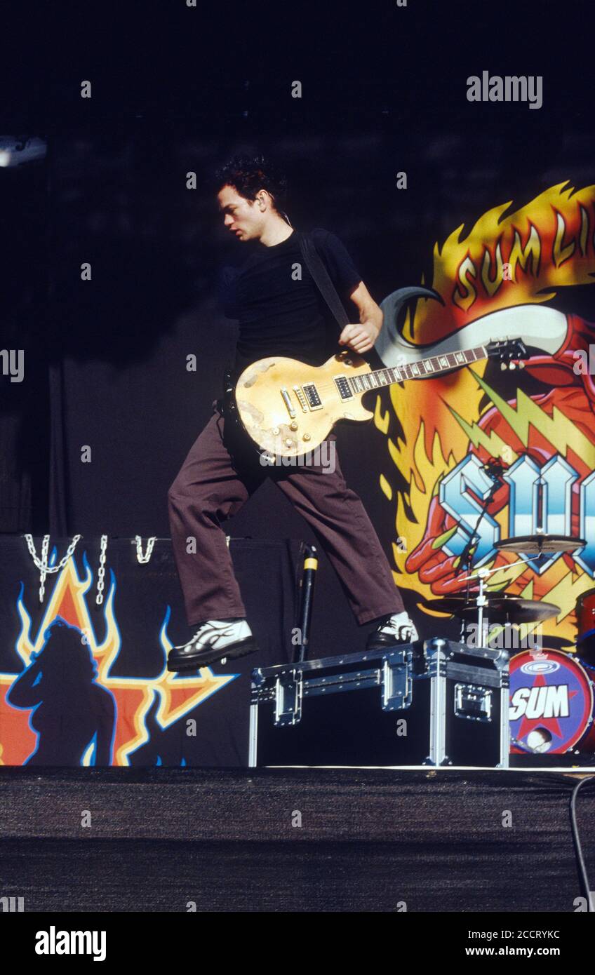 La somma 41 si esibisce al Reading Festival 2002, Reading, Berkshire, Inghilterra, Regno Unito. Foto Stock