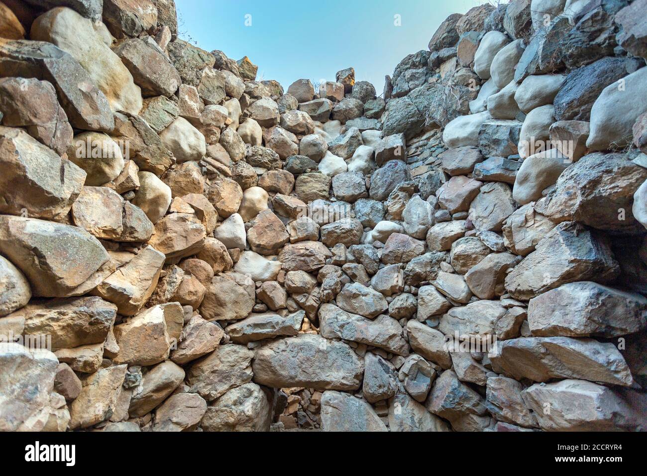 Nuraghe SA Domu 'e s'Orcu a Sarroch in una giornata estiva. Foto Stock