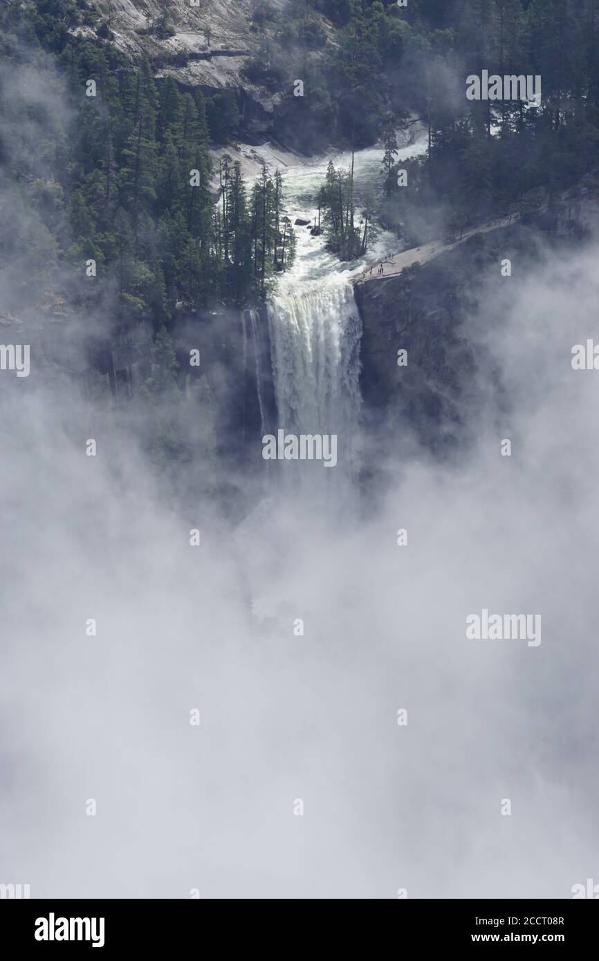 La caduta Vernal coperta di nuvole, Merced River, Yosemite National Park Foto Stock