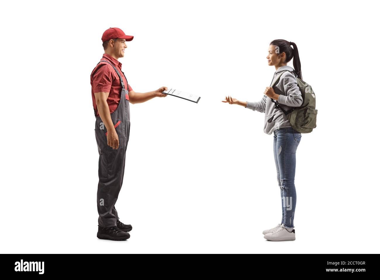 Scatto di profilo a lunghezza intera di un corriere maschio che consegna un documento ad una studentessa isolata su sfondo bianco Foto Stock