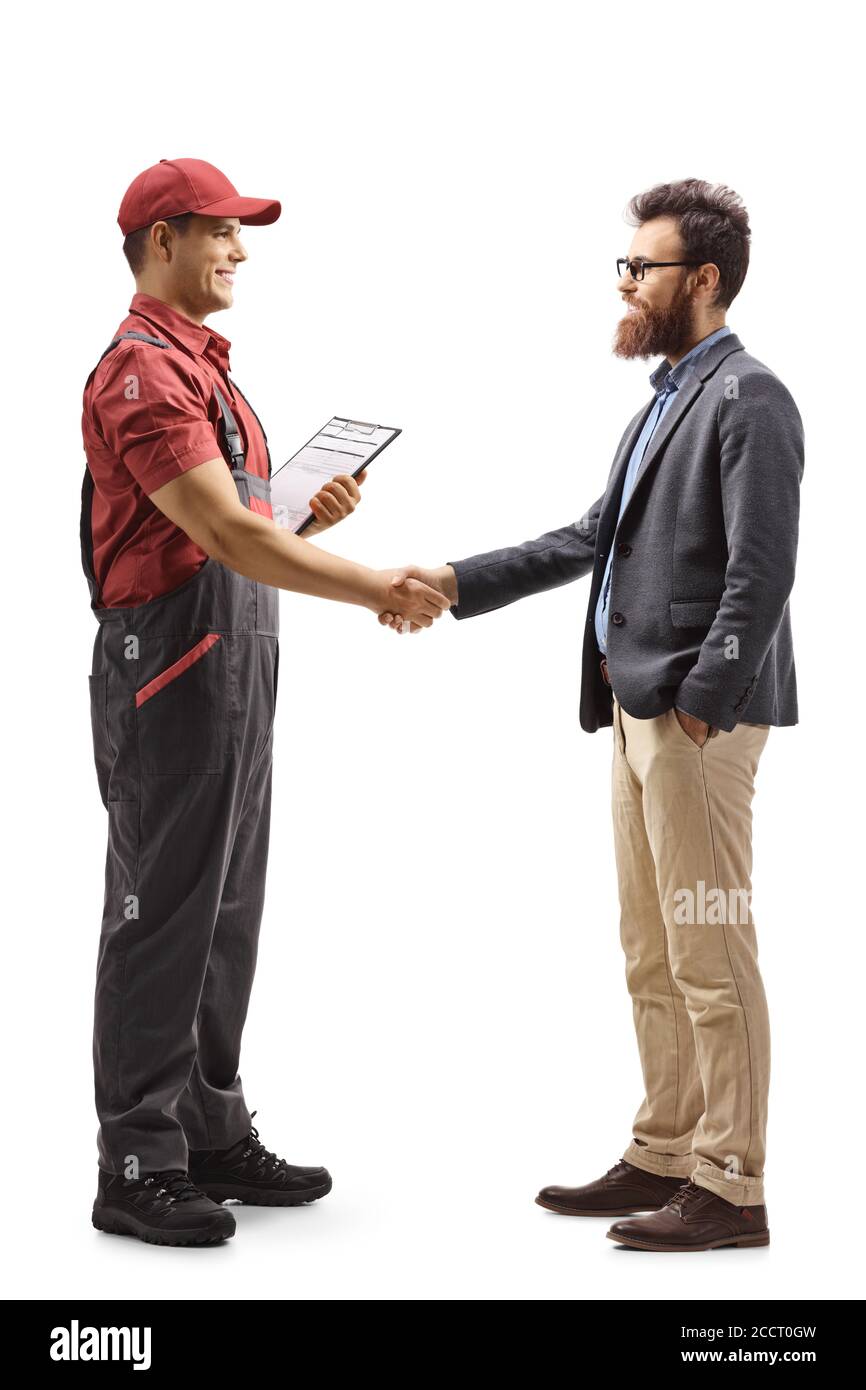 Scatto di profilo a lunghezza intera di un lavoratore in una uniforme tenere documenti e scuotere la mano con un uomo bearded isolato su sfondo bianco Foto Stock