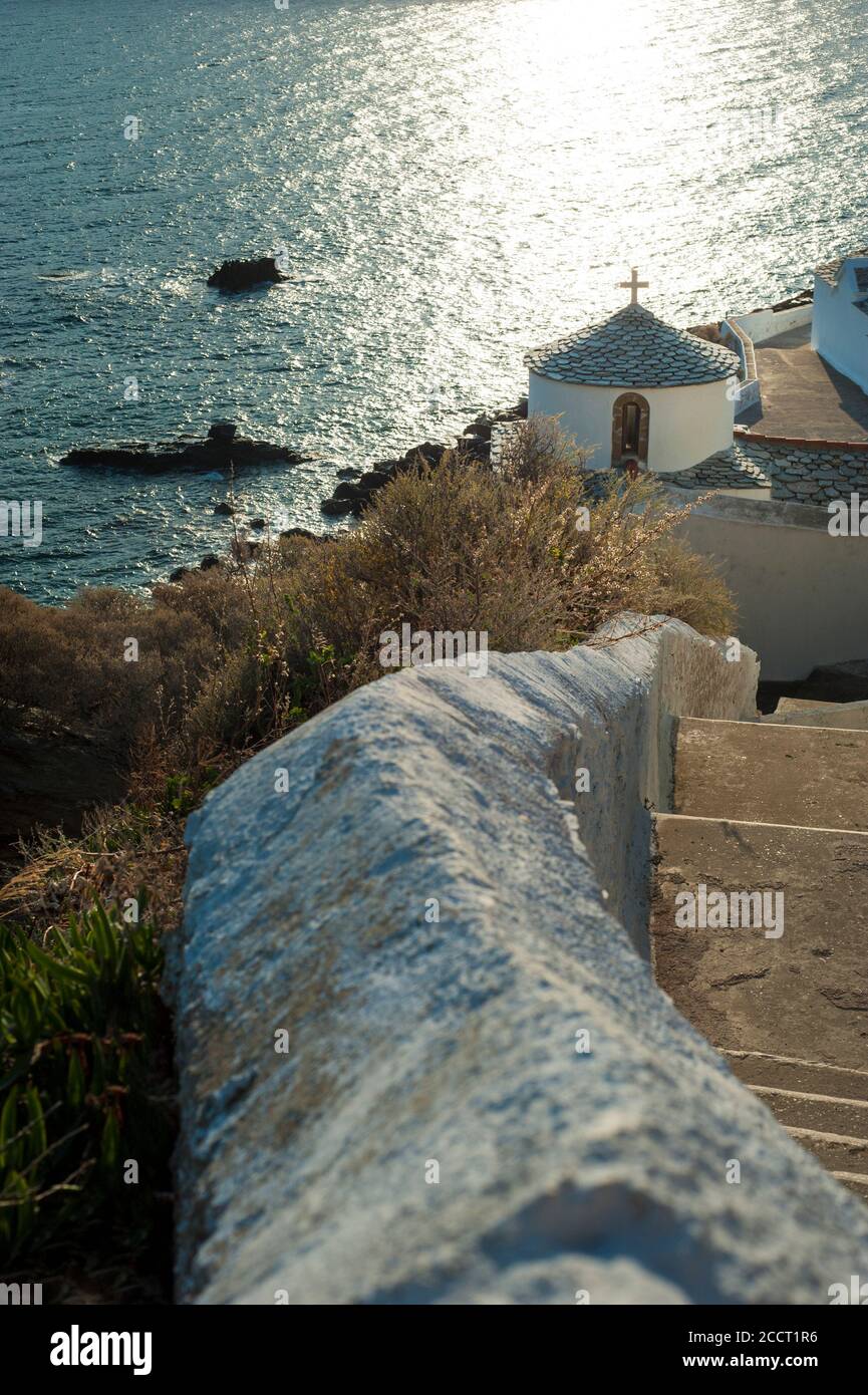 Isola di Skopelos, Grecia, chiesa ortodossa in luce soffusa Foto Stock