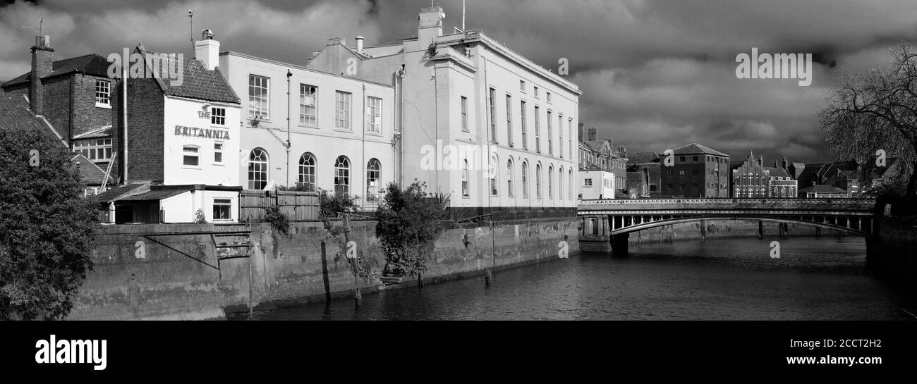 Vista delle sale riunioni e del ponte cittadino, fiume Witham, Boston città; Lincolnshire; Inghilterra; Regno Unito Foto Stock