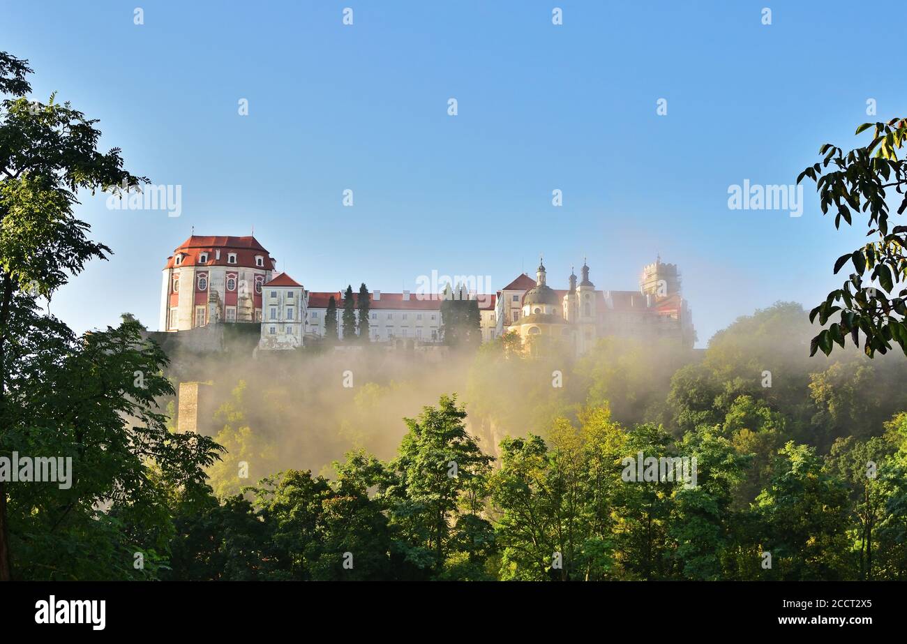 Castello di Vranov nad Dyji in Moravia, Repubblica Ceca in una mattina misteriosa Foto Stock