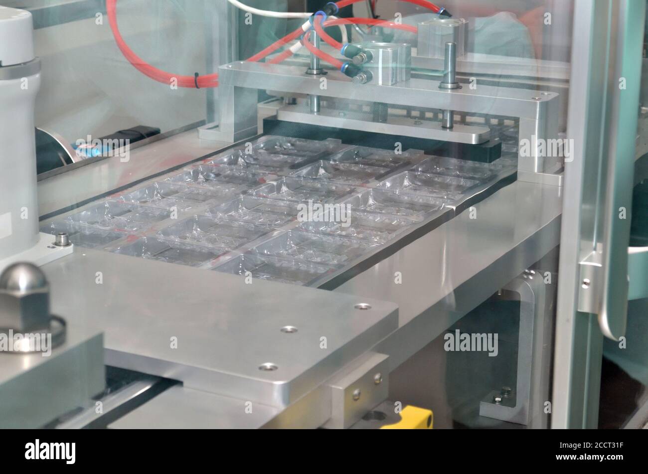 Linea farmaceutica per la sigillatura di ampolle in confezioni di plastica Foto Stock