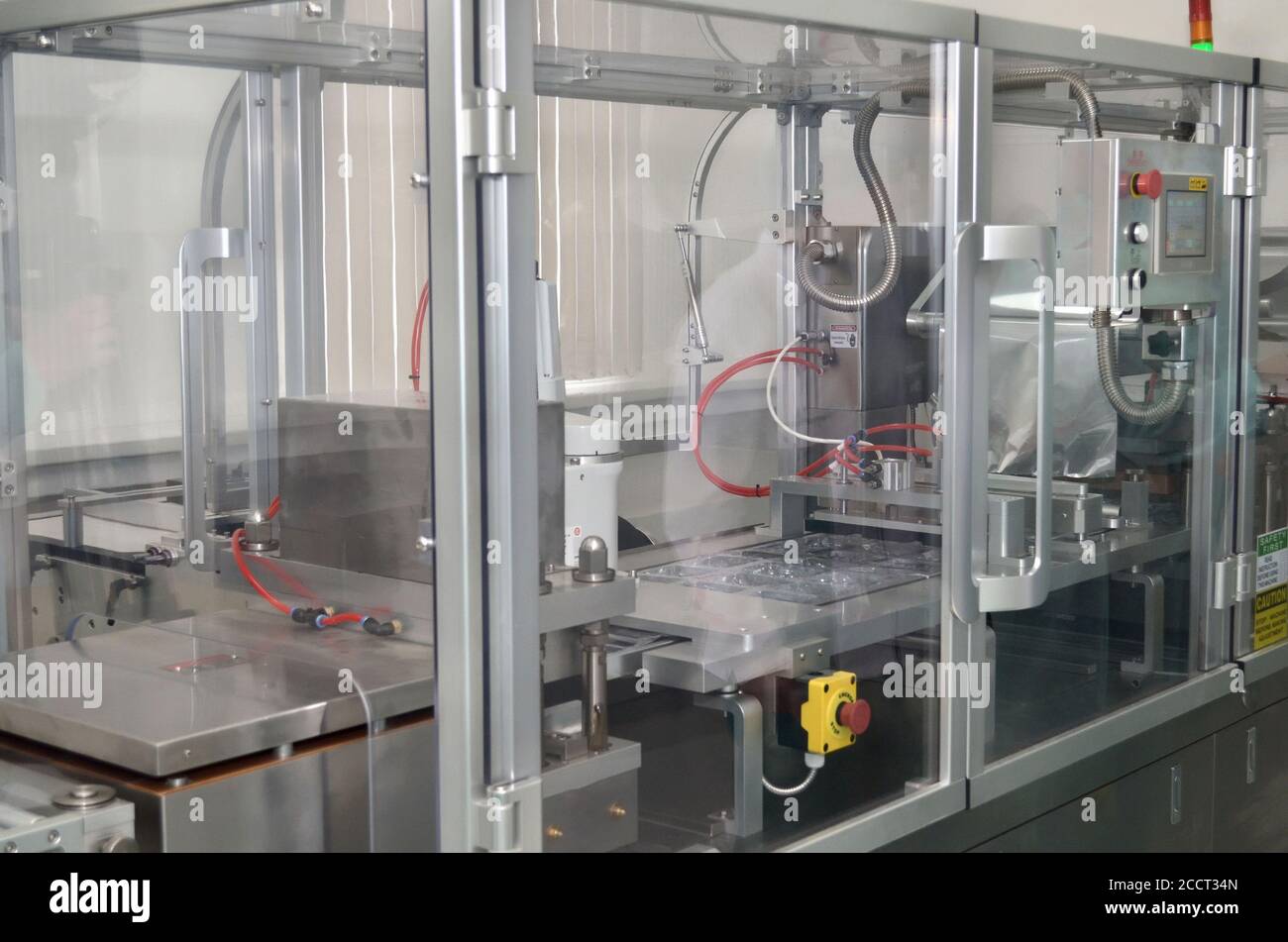 fiale, macchina, automatizzate, linea, attrezzature, farmaceutica, farmacologia, medicina, laboratorio, tecnologia, industria, fiale, fiale, influenza, botox, i. Foto Stock
