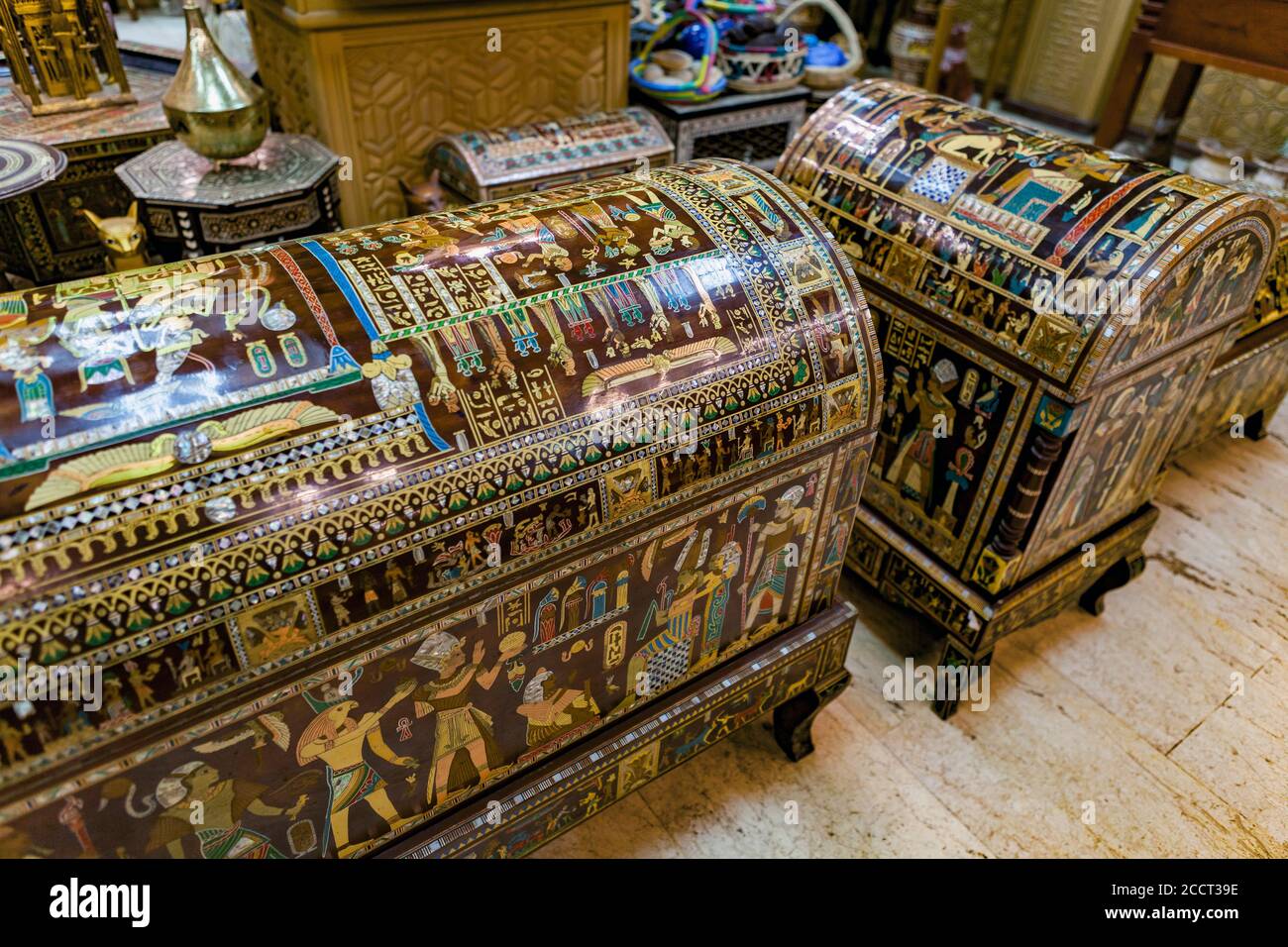 Elaborate cassettiere in antico stile egiziano in un negozio di souvenir Al Cairo Foto Stock