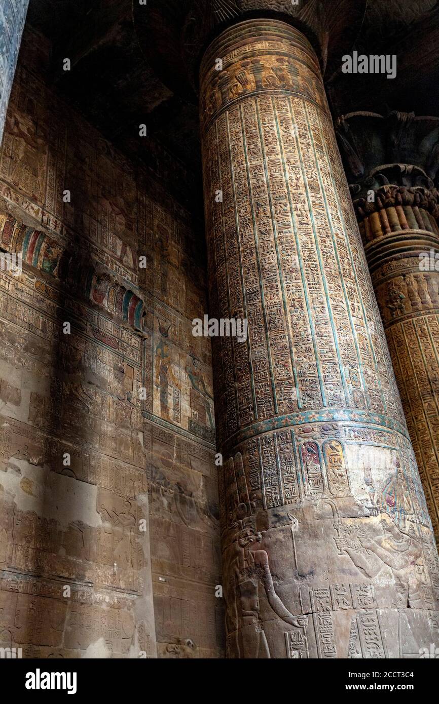 Interno del Tempio di Khnum, Esna, Egitto Foto Stock