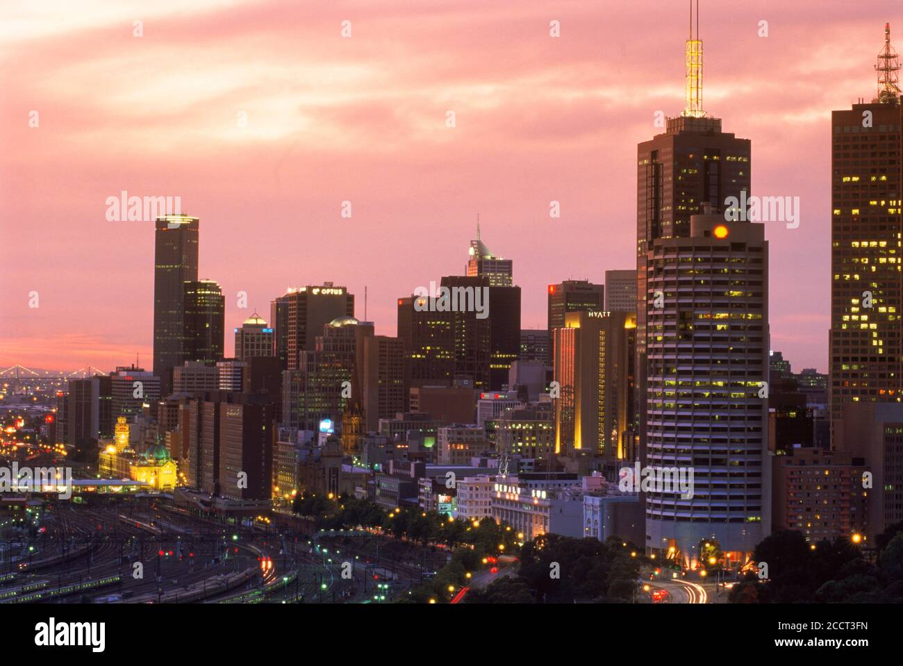 Melbourne skyline della città in Australia al crepuscolo Foto Stock