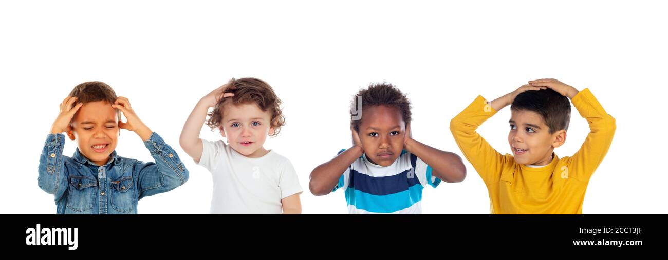 I bambini che coprono le orecchie e sono scosso da un suono forte isolato su uno sfondo bianco Foto Stock