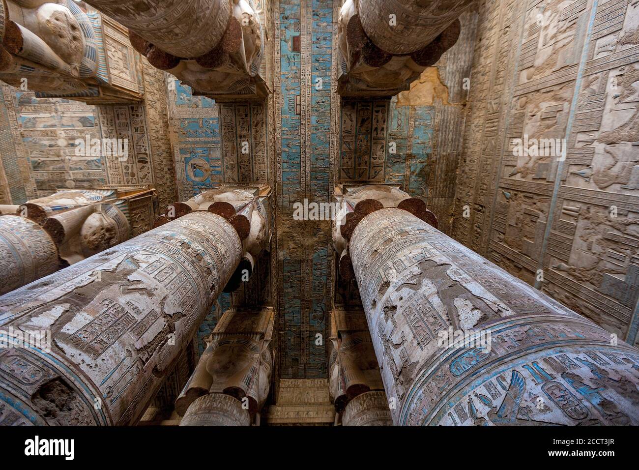 Soffitto della sala ipostile del Tempio di Hathor, raffigurante la dea avvoltoio Nekhbet Foto Stock
