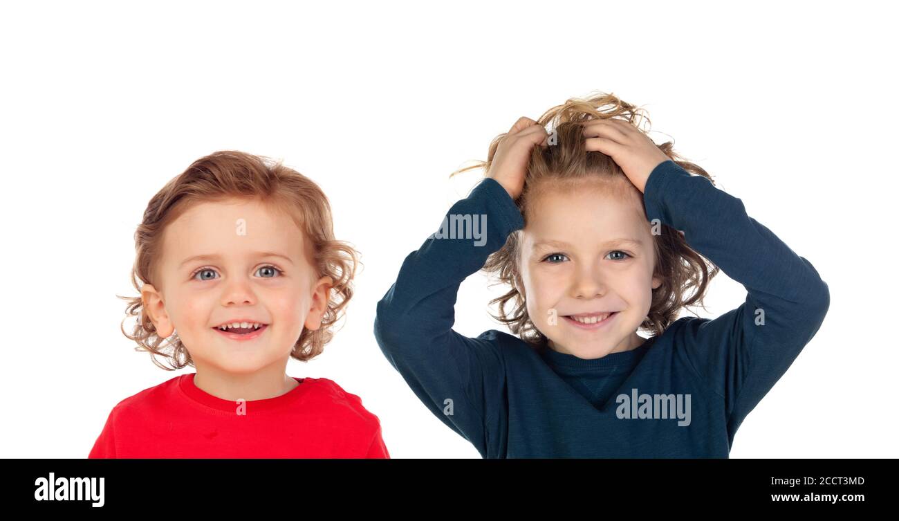 I bambini che coprono le orecchie e sono scosso da un suono forte isolato su uno sfondo bianco Foto Stock