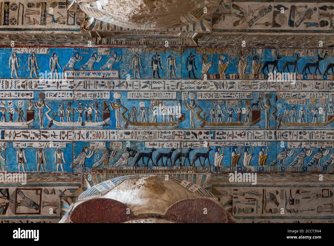 Sala ipostile del Tempio di Hathor, con colonne scolpite e soffitto raffigurante Ra e il disco del sole Foto Stock
