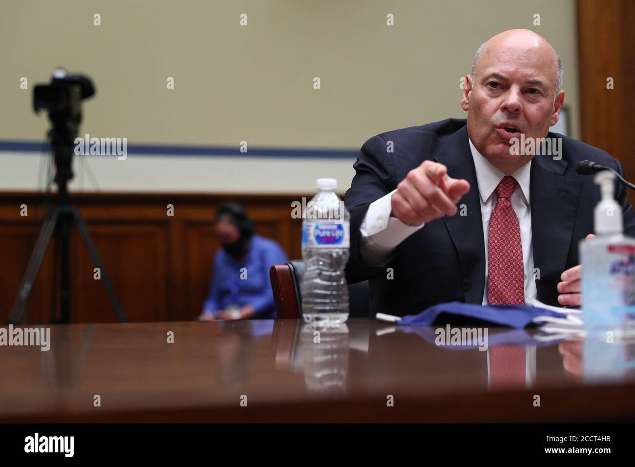 Il Postmaster generale degli Stati Uniti Louis DeJoy testimonia di fronte ad un'audizione del Comitato di revisione e di revisione della Camera sui rallentamenti al servizio postale in vista delle elezioni di novembre su Capitol Hill a Washington, Stati Uniti, 24 agosto 2020. Credit: Tom Brenner/Pool via CNP /MediaPunch Foto Stock