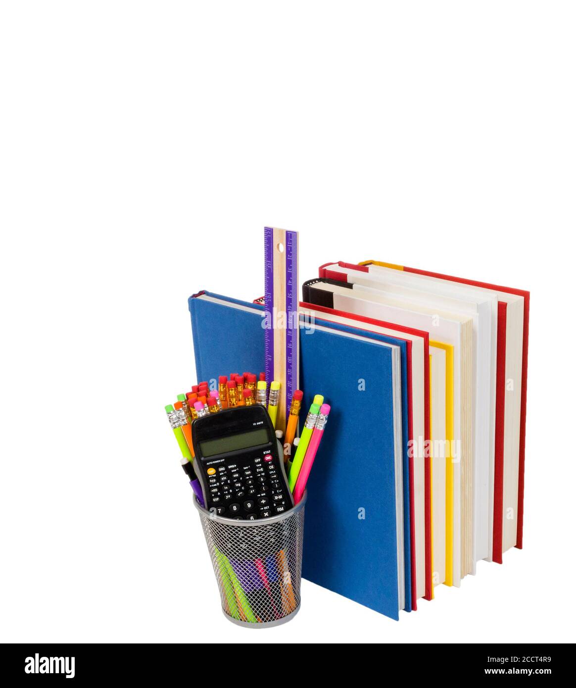 Immagine verticale di una fila di libri colorati con le pagine rivolte verso l'esterno e un portamatite in filo pieno di matite, un righello e una calcolatrice. Sfondo bianco Foto Stock