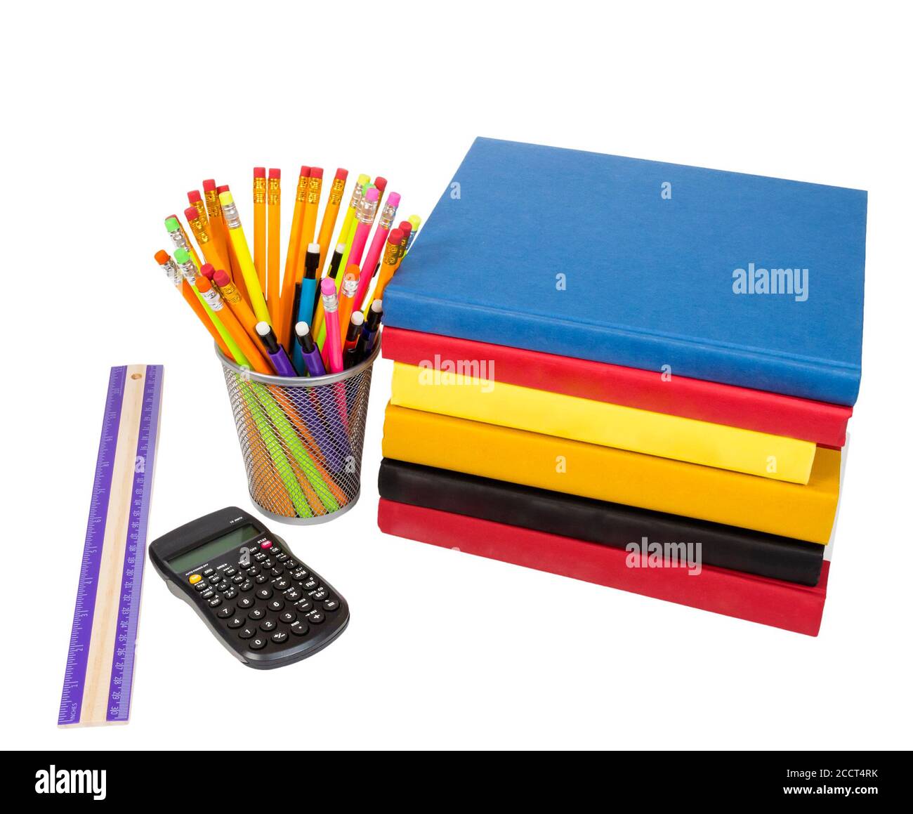 Colpo orizzontale di un gruppo di forniture scolastiche che includono una pila di libri colorati che si stendere sul loro lato, un righello, una calcolatrice, e una matita di filo h Foto Stock