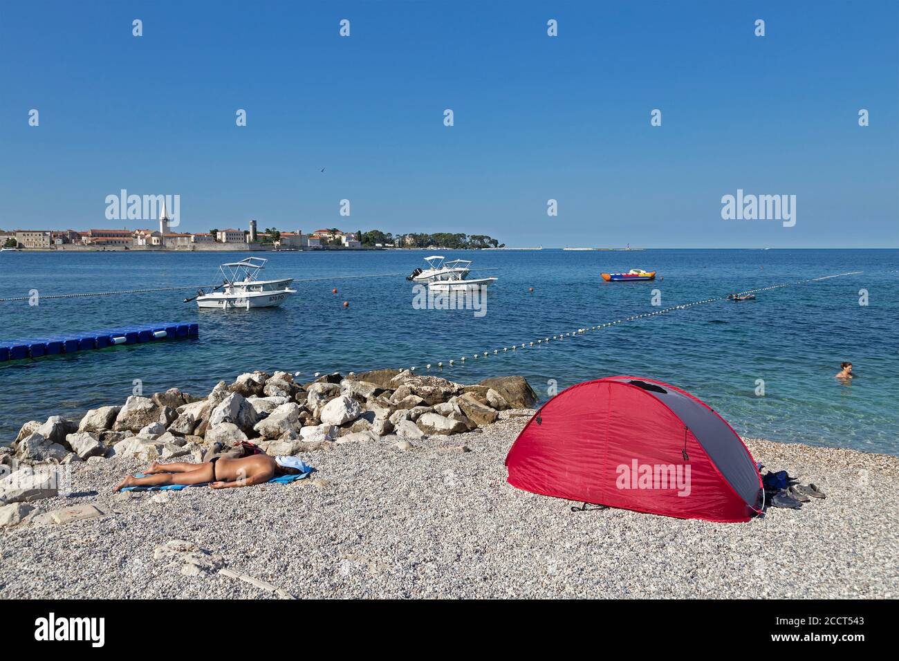 Spiaggia di ghiaia, Porec, Istria, Croazia Foto Stock