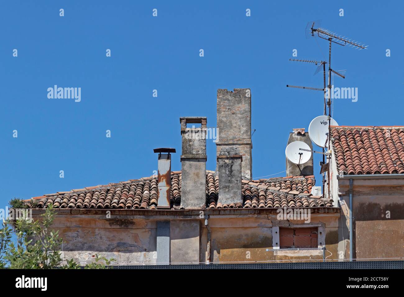 Camini, antenne e piatti satellitari, città vecchia, Porec, Istria, Croazia Foto Stock