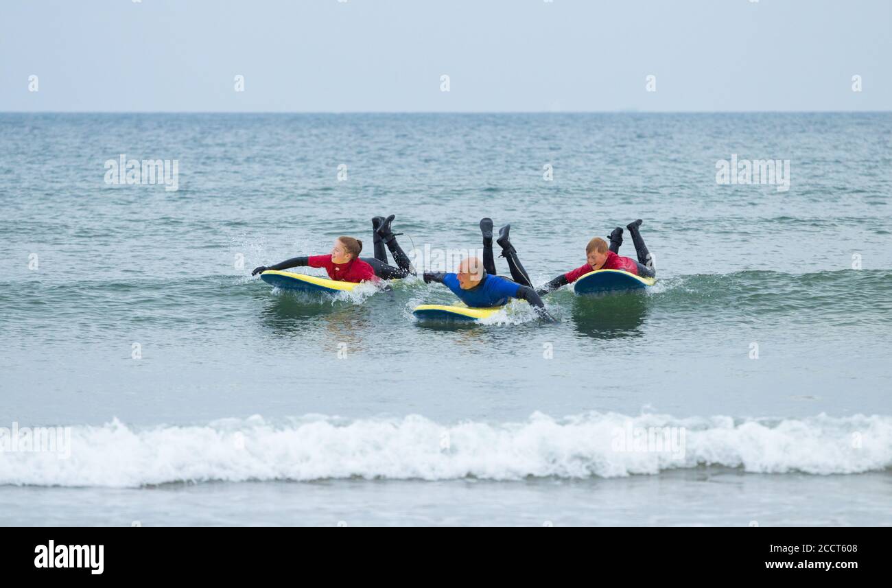 Lezione di Surf a Saltburn dal mare, North Yorkshire, Inghilterra. Regno Unito Foto Stock