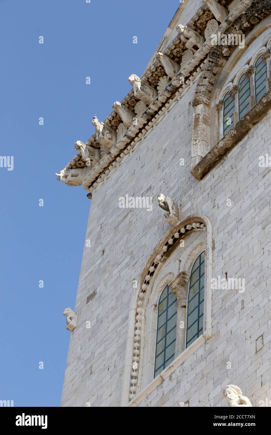 Dettagli della facciata della cattedrale cattolica romana dedicata a San Nicola il Pellegrino di Trani, Puglia, Italia Foto Stock