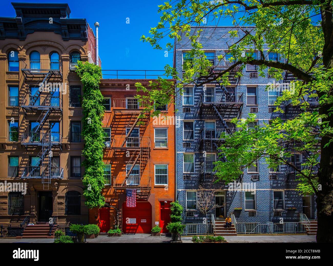 New York City, USA, maggio 2019, vista della casa dei vigili del fuoco di Chelsea tra altri due edifici in mattoni più alti nel quartiere di Chelsea Foto Stock