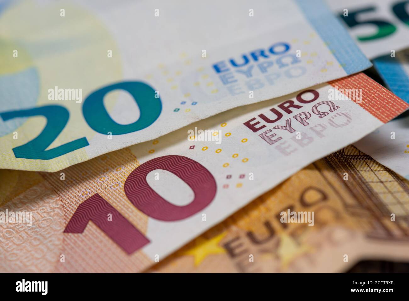 Primo piano sulle banconote in euro con la parola "euro" Foto Stock