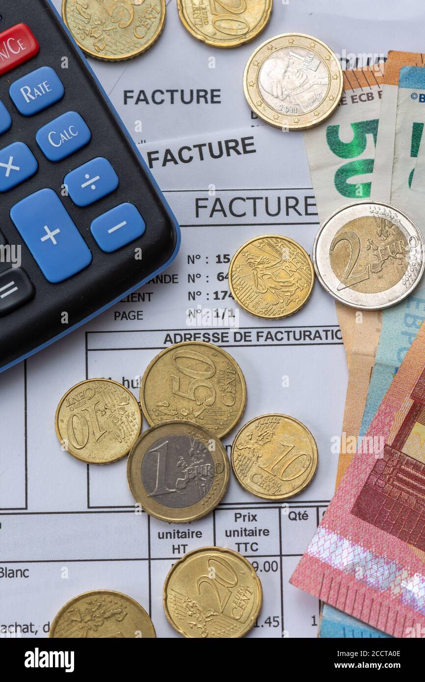 Fatture francesi ("facture") con euro in contanti e un calcolatore Foto Stock