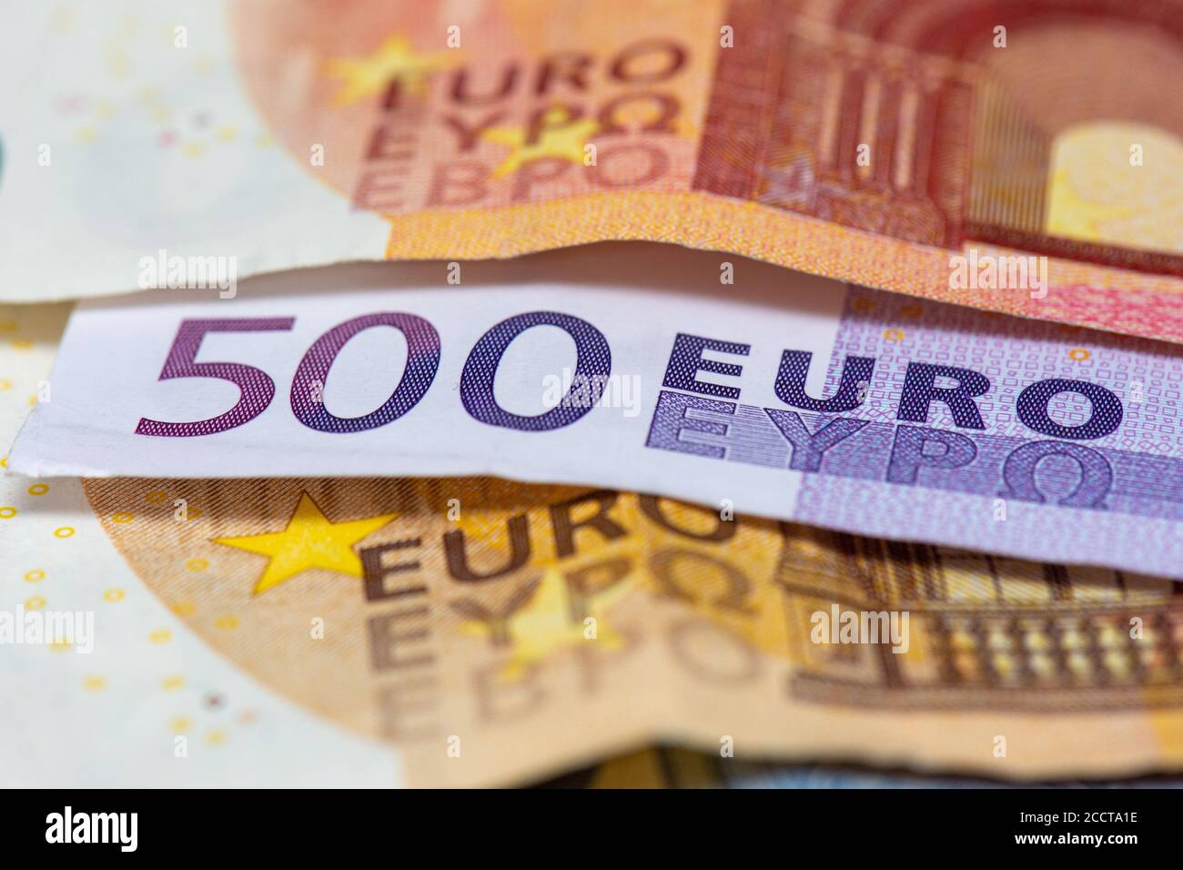 banconote da 500 euro tra banconote da 50 e 10 euro. Vista ravvicinata Foto Stock