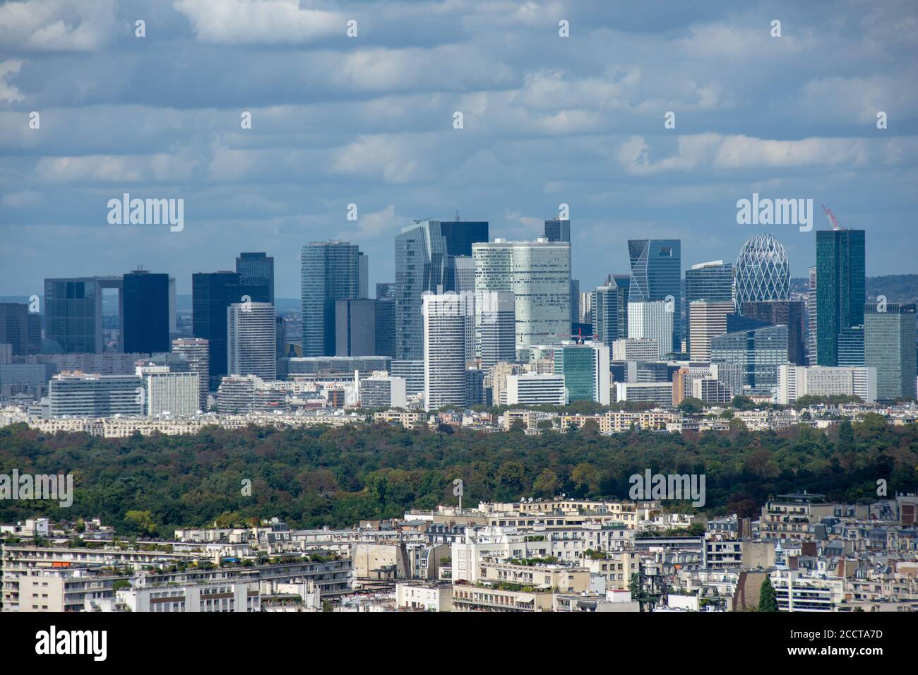Vista aerea delle torri di la Defense, quartiere degli affari di Parigi, Francia, soleggiata con cielo nuvoloso, edifici parigini e il bois de Boulogne nel Foto Stock