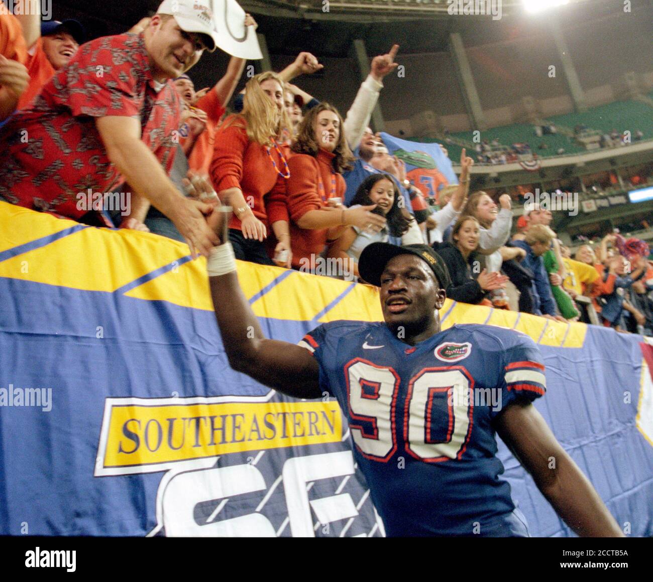 L'estremità difensiva del calcio dell'Università della Florida Thaddeus Bullard celebra la vittoria del campionato Gators SEC su Auburn con i tifosi il 2 dicembre 2000 ad Atlanta, Georgia. Bullard continuò a diventare noto come Tito o'Neal nella guerra del WWE. Foto Stock