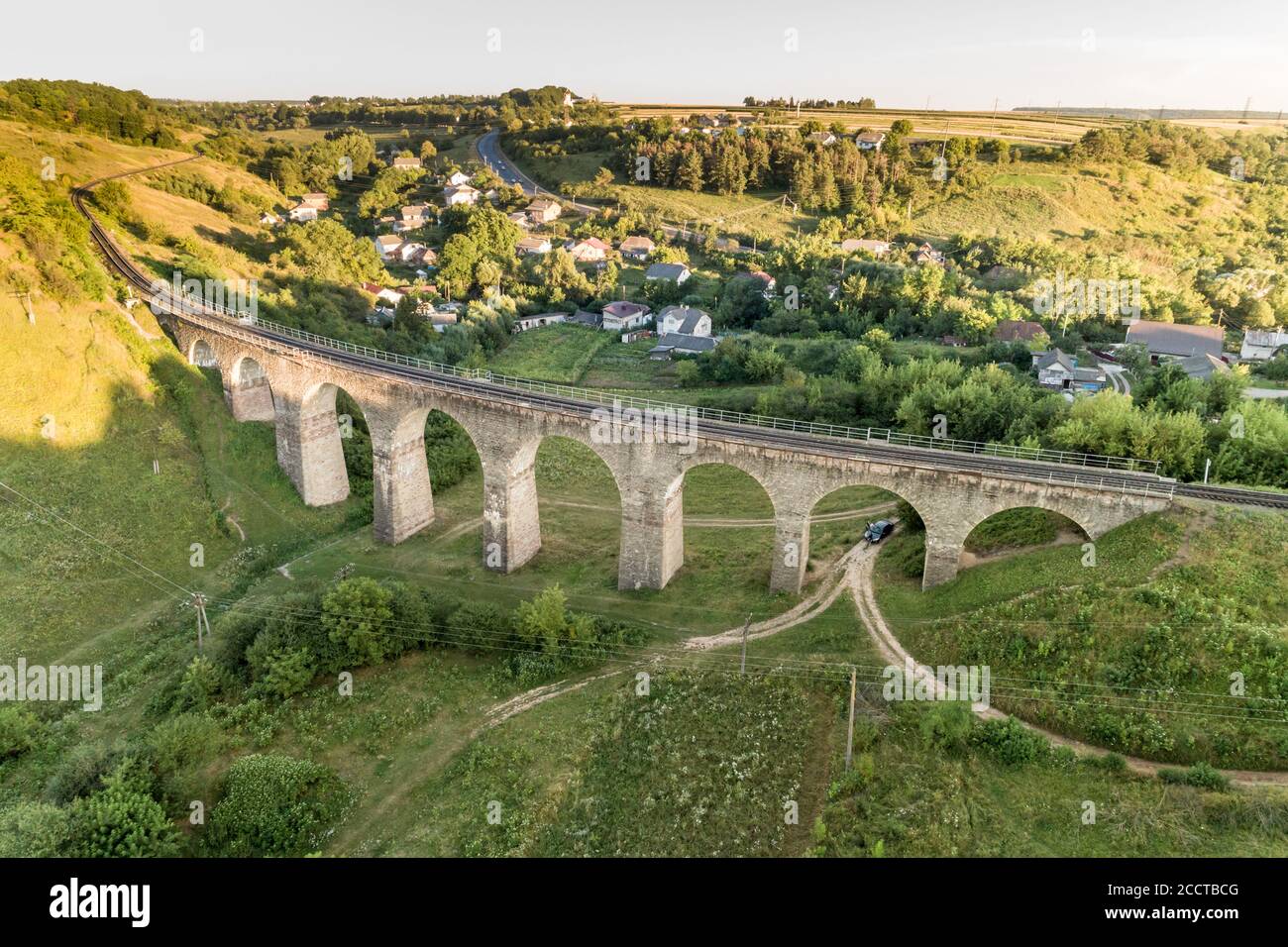 Vista aerea di un vecchio viadotto ferroviario vicino a Terebovlya villaggio nella regione di Ternopil, Ucraina. Viaggi punti di sightseeng in Ucraina Foto Stock